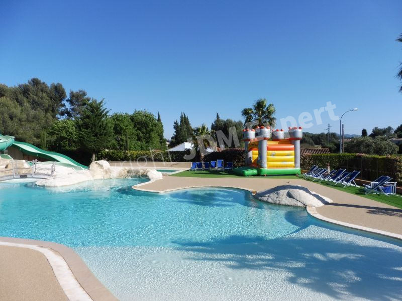 Plage de piscine et bordure gazon